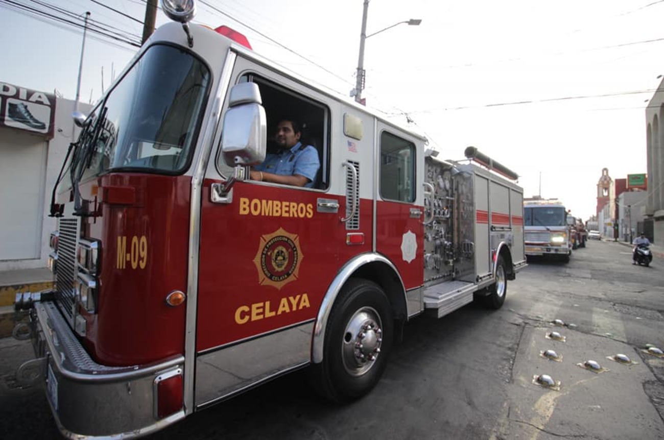 Bomberos de Celaya festejaron su día entre aplausos, porras y frases de  reconocimiento