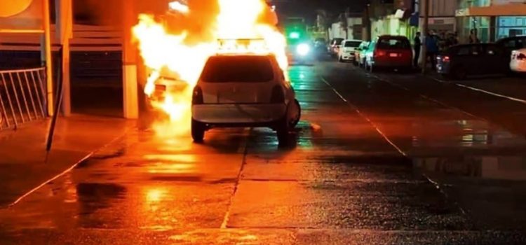 Incendian vehiculos en calles de Celaya