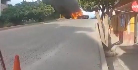 Grupo armado incendia vehiculos en Celaya