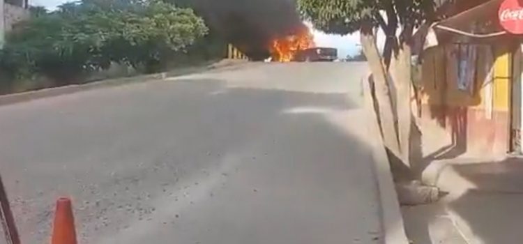 Grupo armado incendia vehiculos en Celaya