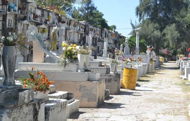 Exhuman 80 cuerpos no reclamados en panteón de Celaya