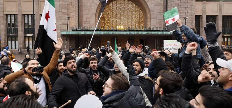 Sirios celebran caída de Al Asad