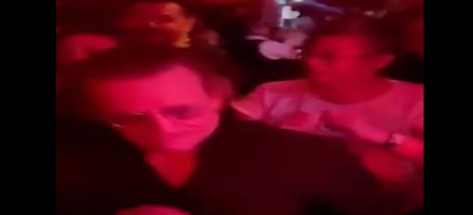Bono sorprende al bailar salsa en un antro de la Ciudad de México